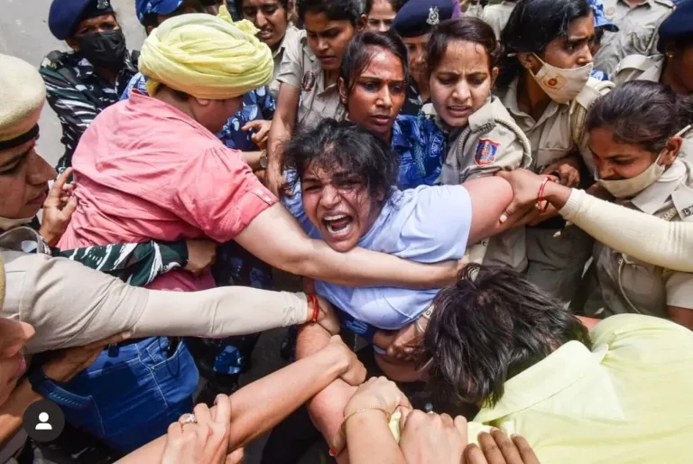 राबर्ट वाड्रा की कंपनी स्काई लाइट हॅास्पिटेलिटी का लाइसेंस आठ साल चली प्रक्रिया के बाद रद्द